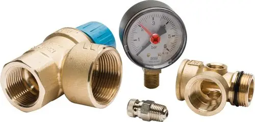 Zubehör für Heizsysteme mit einem Ventilsatz und Druckmanometer. Teile aus Messing, ideal für die Installation in Verbindung mit Bosch Solewärmepumpen.